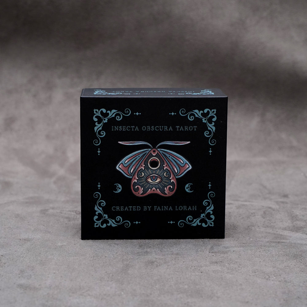 Insecta Obscura Tarot Card Deck And Guidebook The original size is 10x10cm, and the bronzing process comes with instructions. The brand is ironed with gold edge.